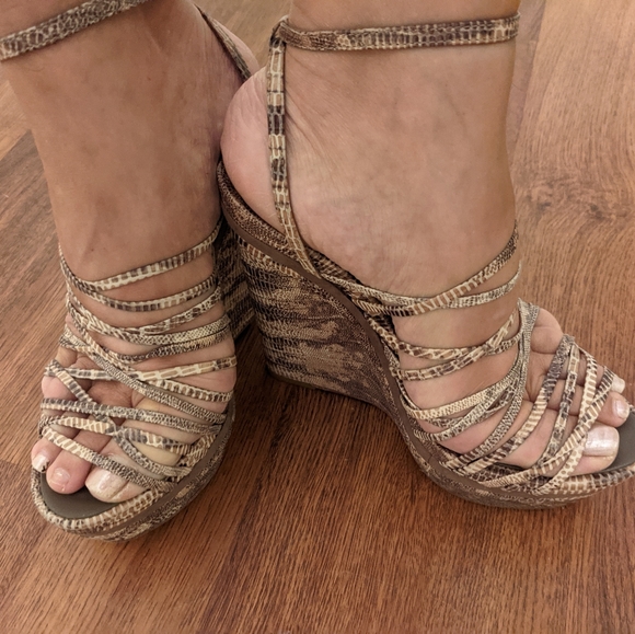 BCBG PITON PLATFORM SANDALS - Picture 9 of 9